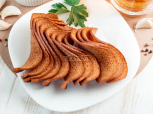 Снапсы с солью: Ресторанные гренки с сметаной и зеленью